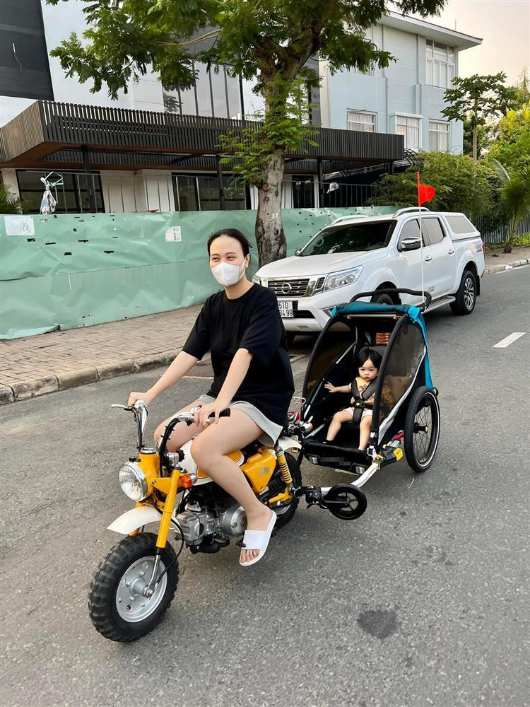 Đàm Thu Trang chở con ra phố bằng xe độc, xưng hô lạ lùng-1