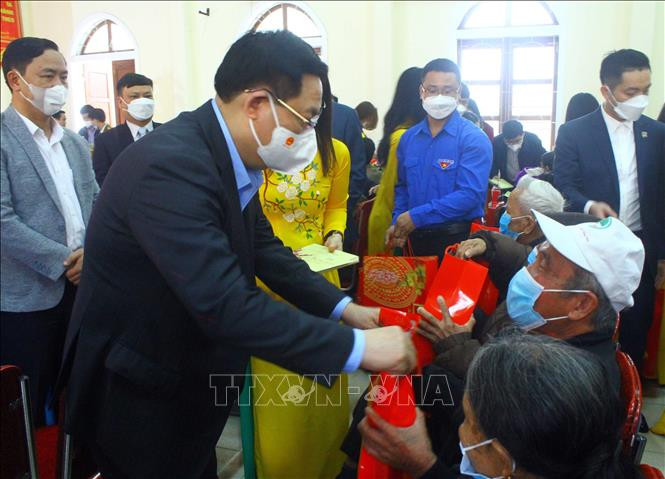 Chủ tịch Quốc hội Vương Đình Huệ thăm, tặng quà Tết các hộ nghèo, gia đình chính sách tại Nghệ An - Ảnh 1.