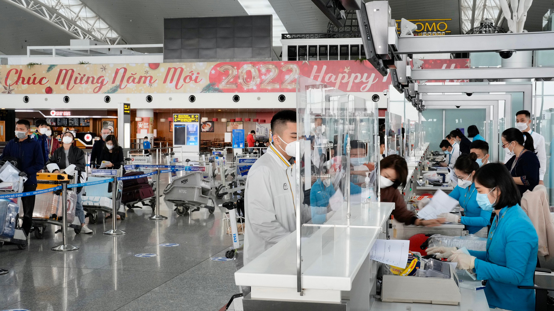 Sân bay Nội Bài vắng vẻ lạ thường trong cao điểm Tết - 3