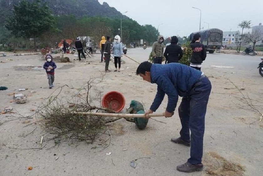 Giá quá thấp, thương lái chém bỏ đào giữa phố - 4