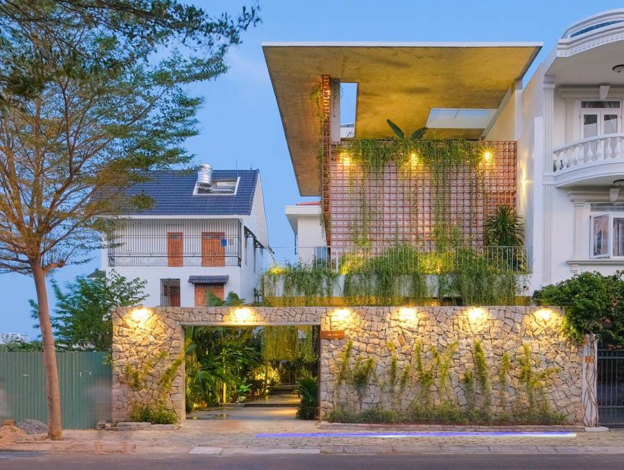 Biệt thự hiện đại 3 tầng ở Nha Trang che nắng bằng 'rèm' dây leo
