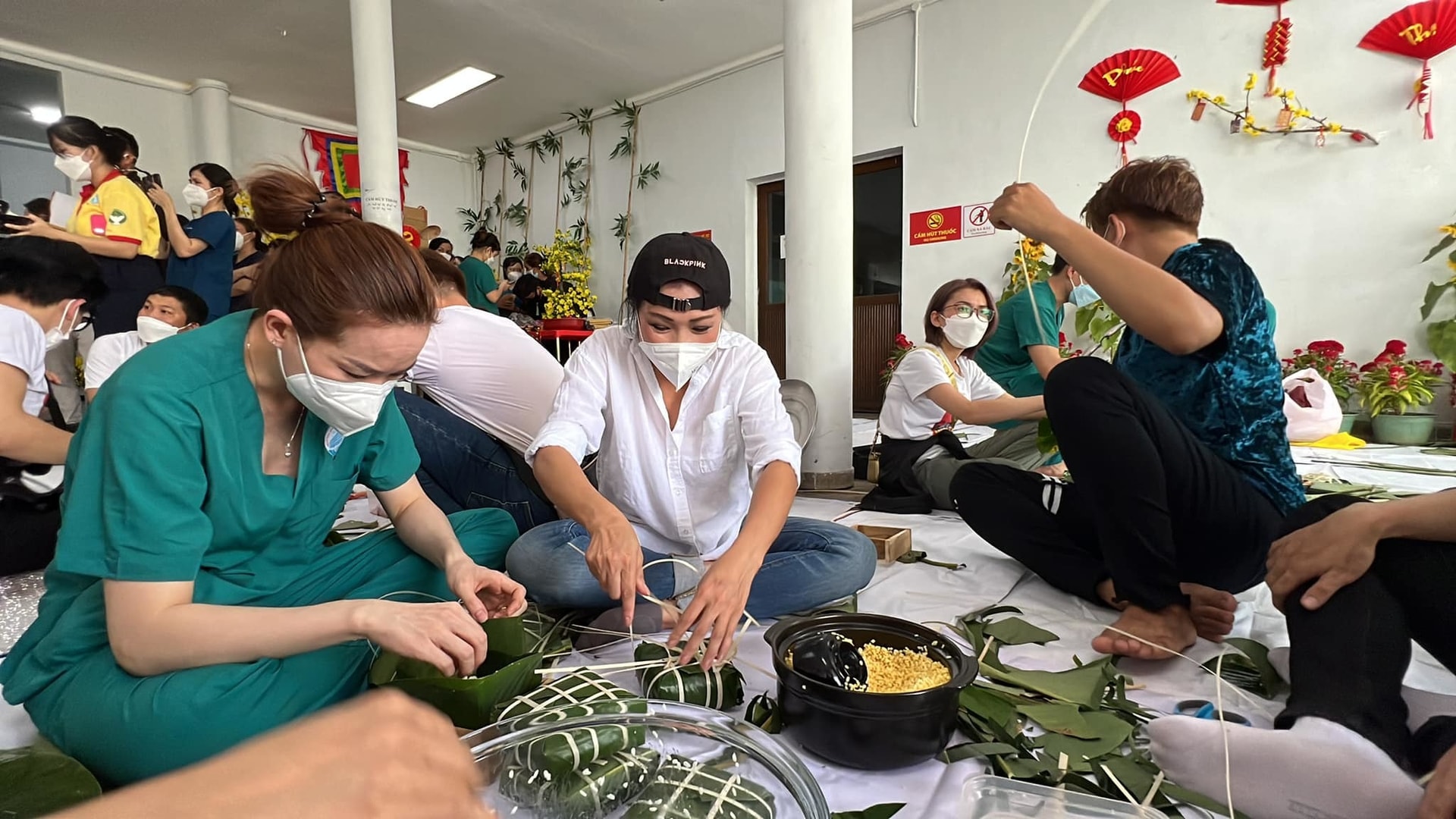 Mỹ Tâm, Phương Thanh trổ tài gói bánh cực khéo ngày Tết