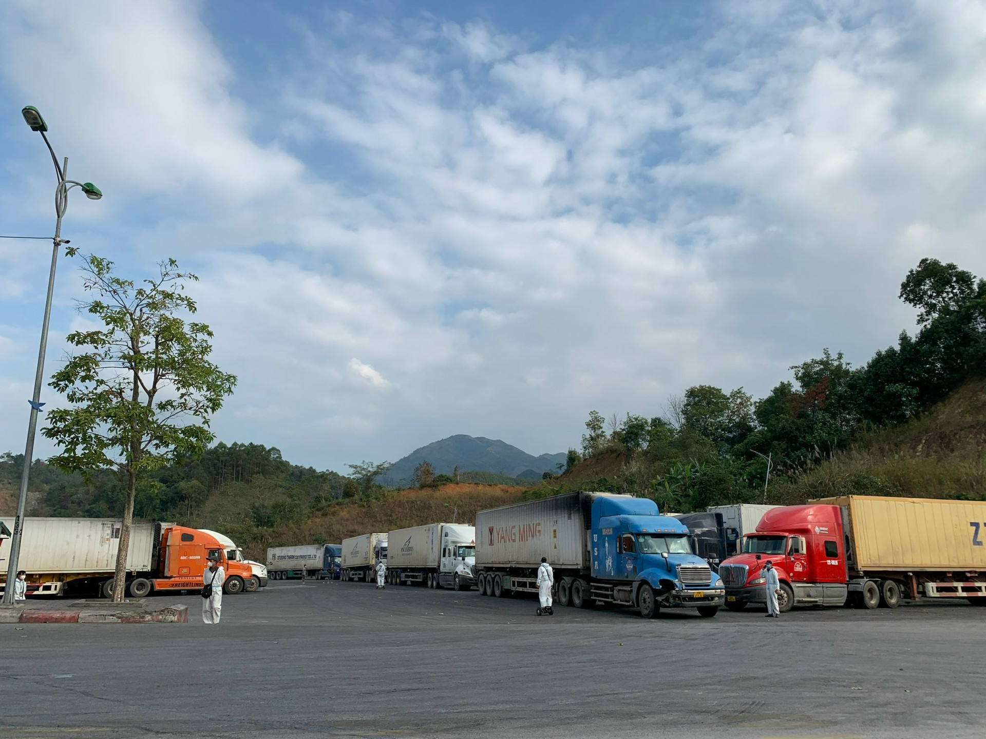 Nước rút trước giao thừa: Giải toả xe hàng tắc ở cửa khẩu qua Trung Quốc