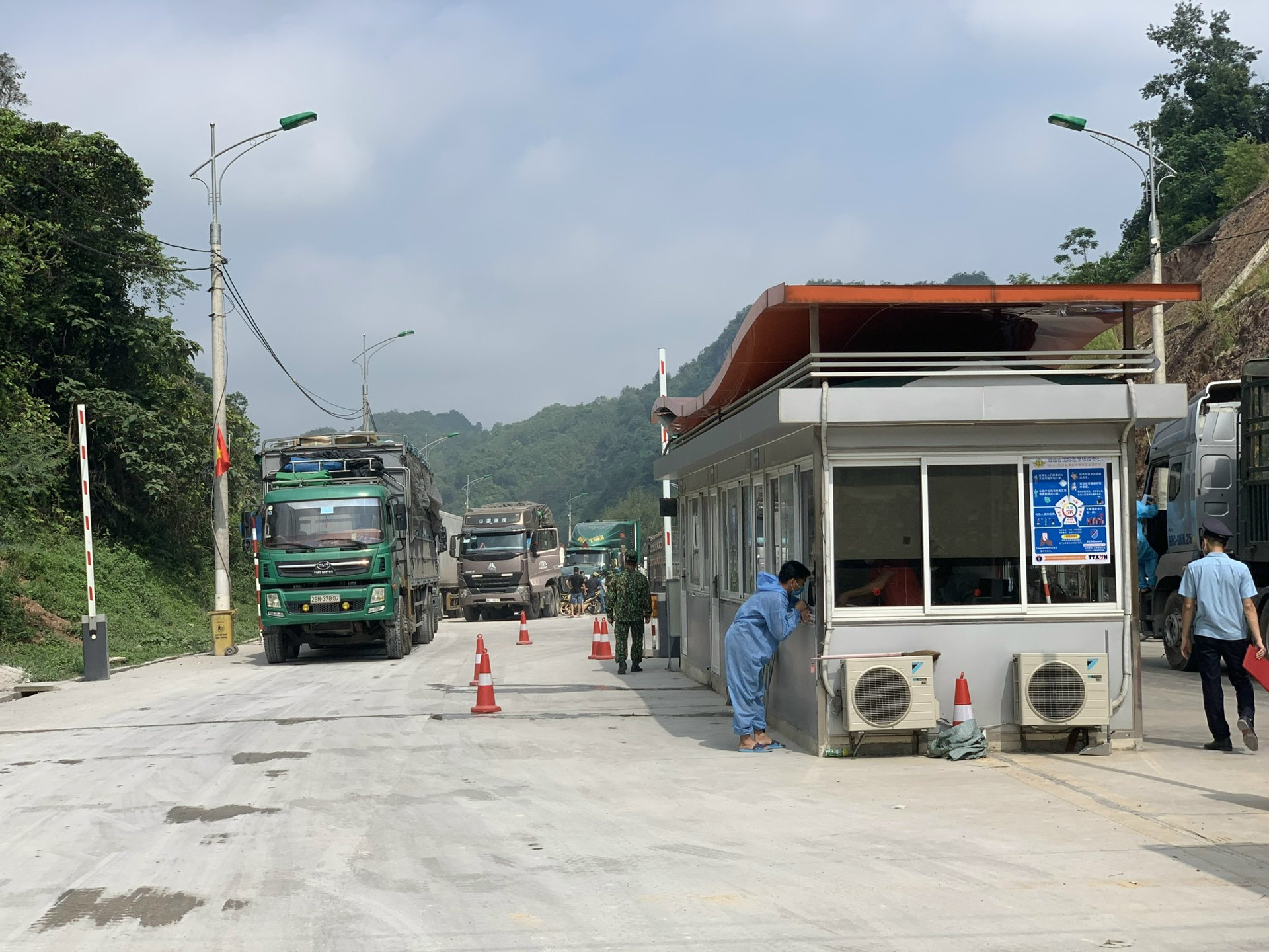 Nước rút trước giao thừa: Giải toả xe hàng tắc ở cửa khẩu qua Trung Quốc