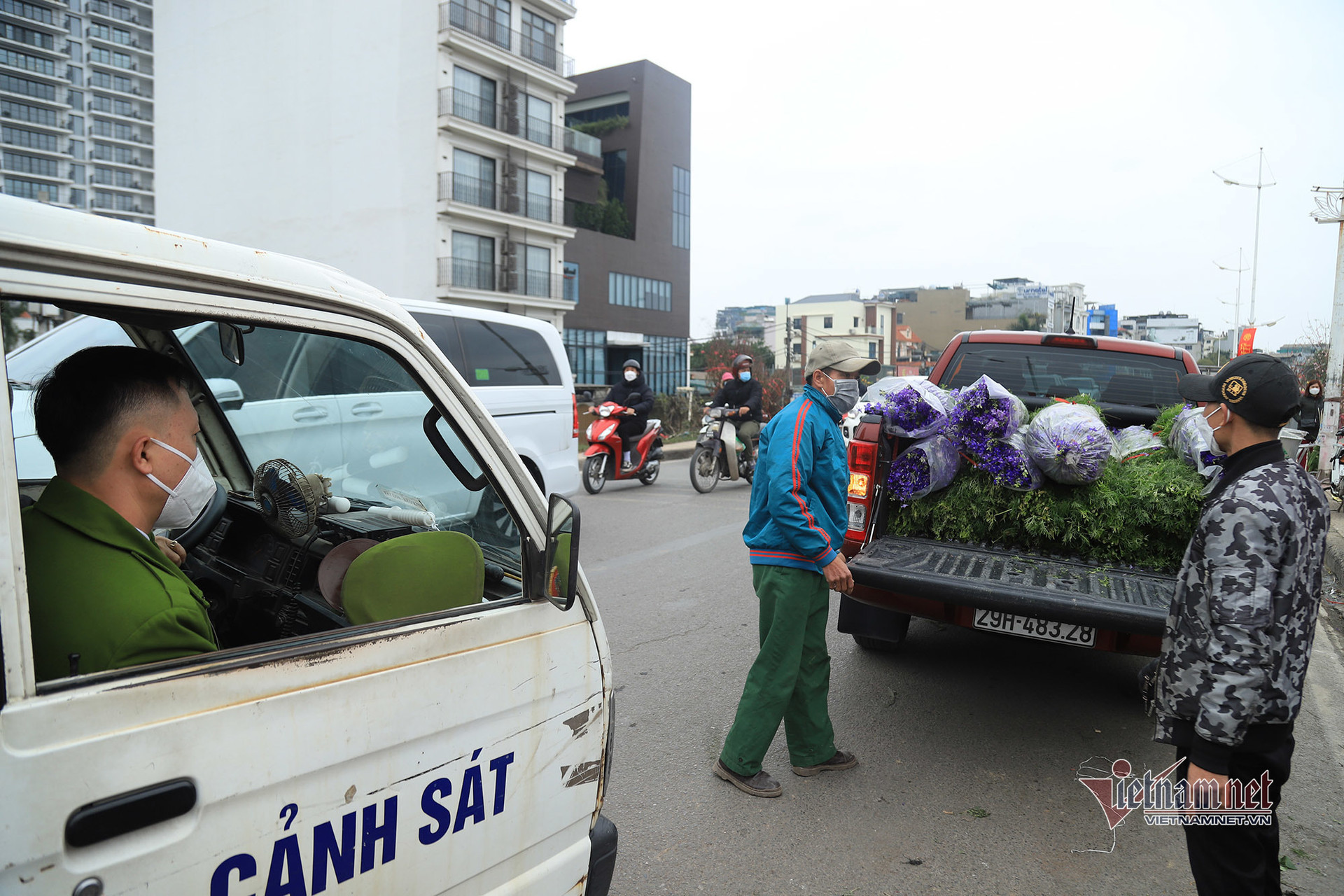 Dòng xe xuôi ngược trên hè dưới phố ngày 28 Tết, ô tô 'bò' trên đường Hà Nội