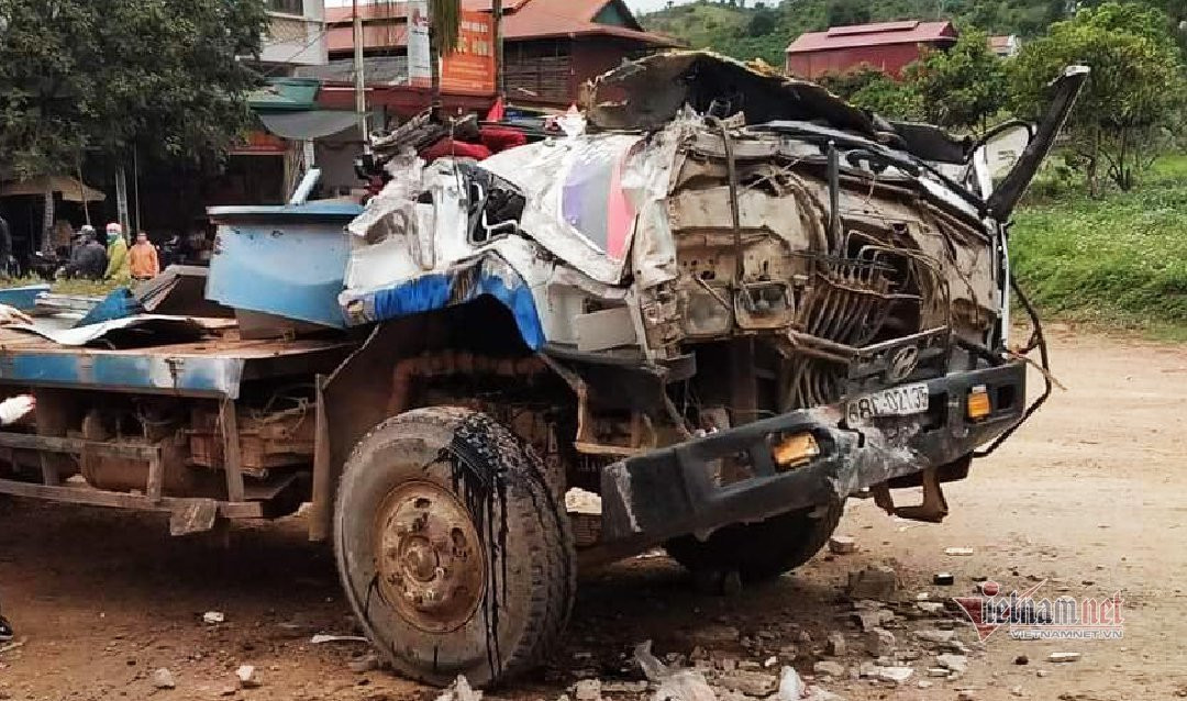 Ô tô tải vào cua lật ngửa ở Sơn La, tài xế tử vong