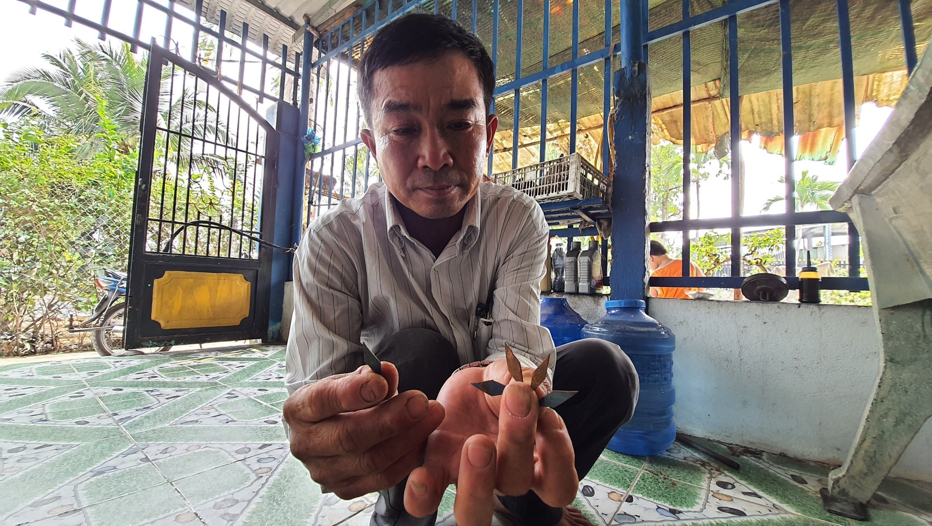 Người đàn ông 16 năm nhặt đinh ở cửa ngõ phía Tây TPHCM - 2 Người đàn ông 16 năm nhặt đinh ở cửa ngõ phía Tây TPHCM - 2
