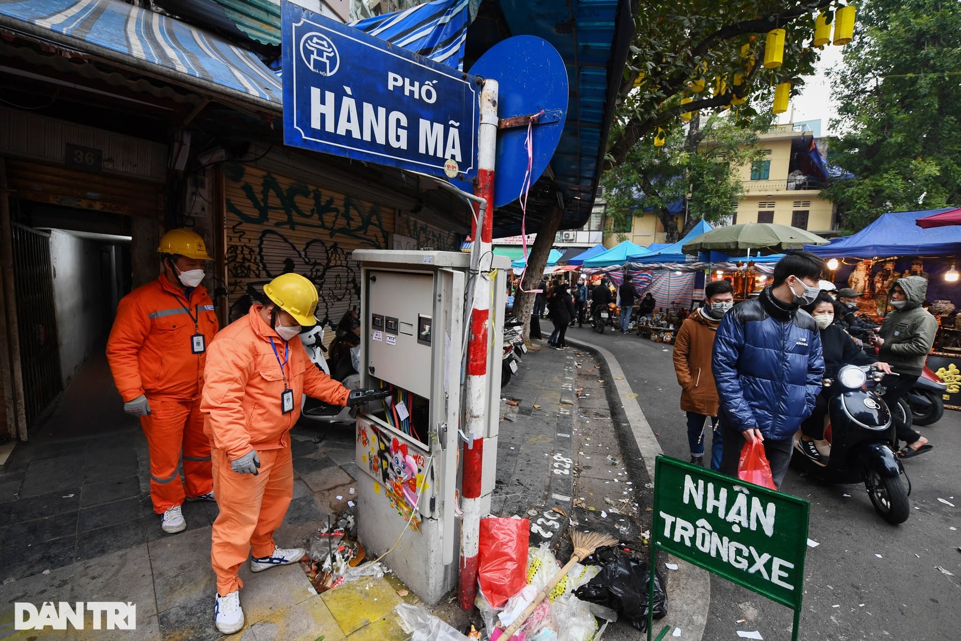 Theo chân công nhân điện lực trực xuyên Tết phục vụ người dân Thủ đô - 13