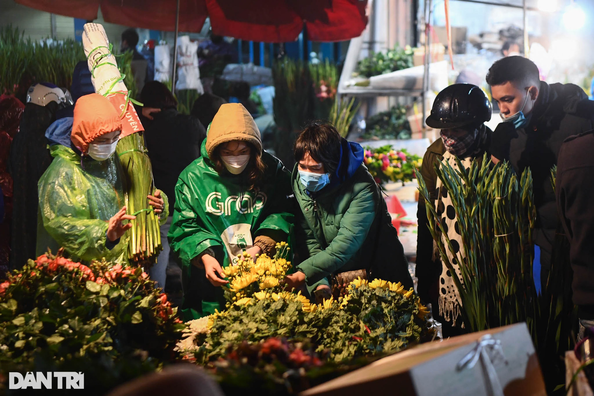 Người dân đội mưa rét mua hoa trong phiên chợ đêm cuối cùng năm Tân Sửu - 10