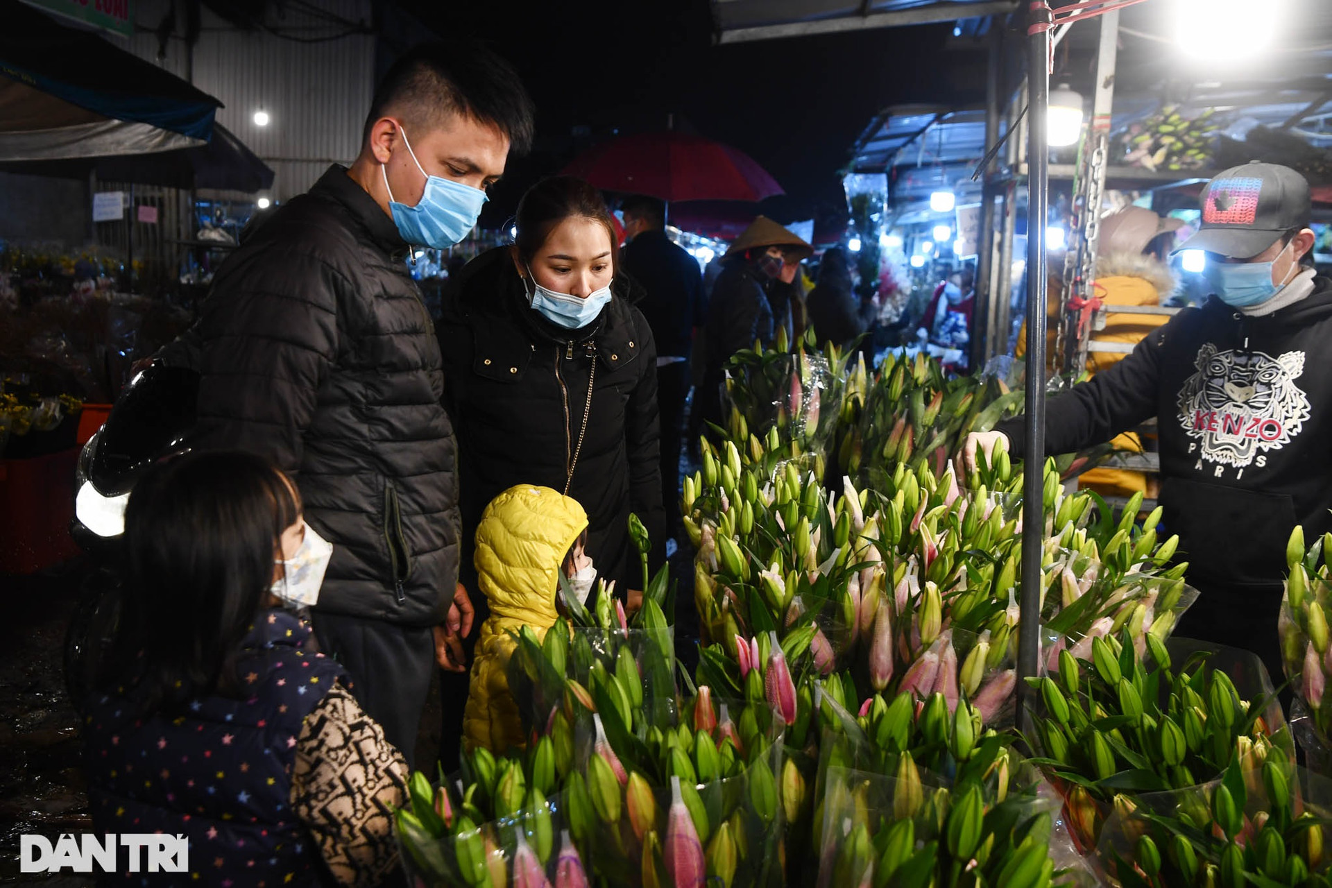 Người dân đội mưa rét mua hoa trong phiên chợ đêm cuối cùng năm Tân Sửu - 9