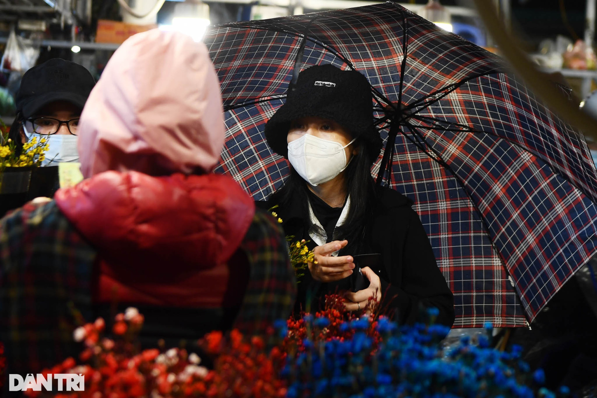 Người dân đội mưa rét mua hoa trong phiên chợ đêm cuối cùng năm Tân Sửu - 14