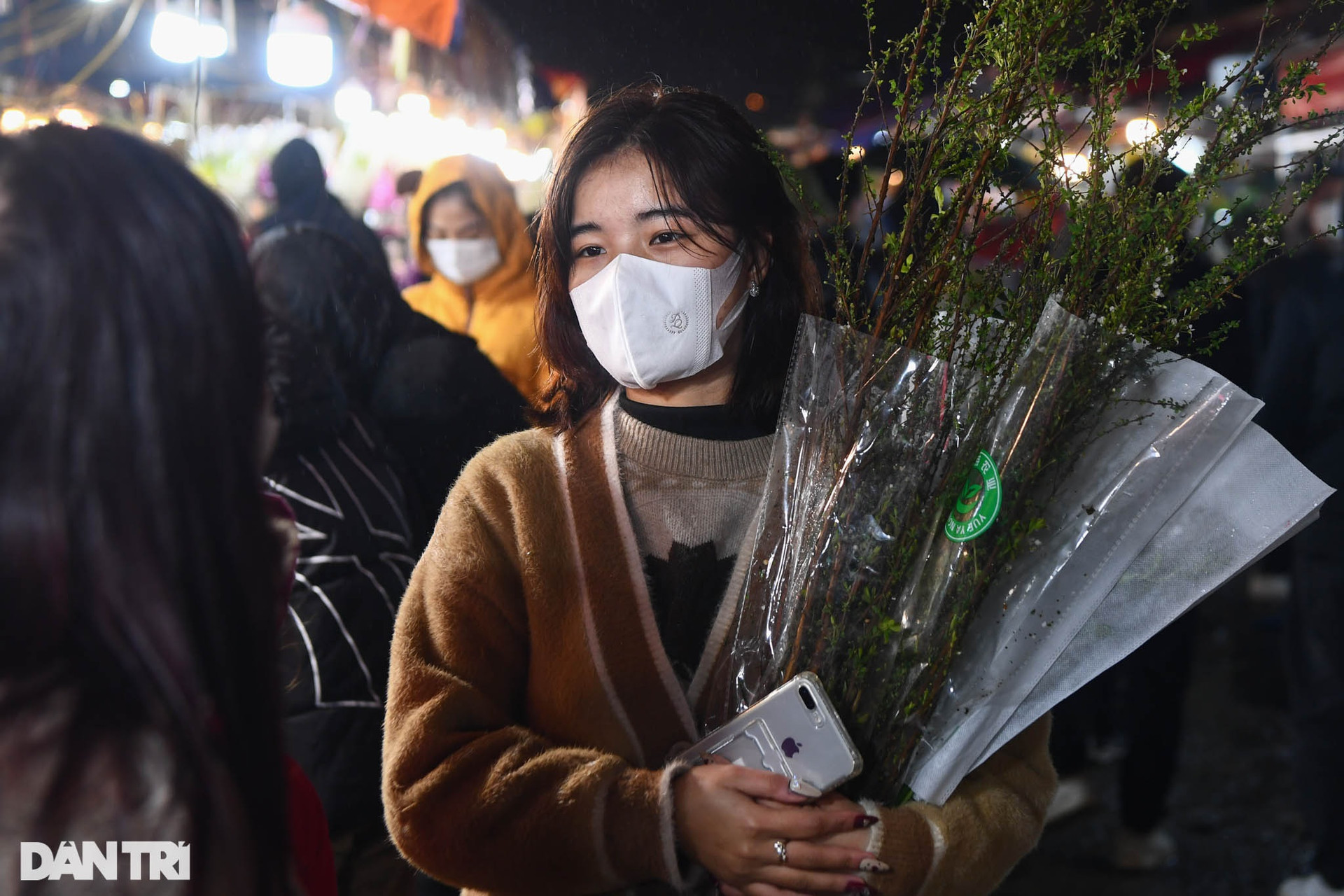 Người dân đội mưa rét mua hoa trong phiên chợ đêm cuối cùng năm Tân Sửu - 15