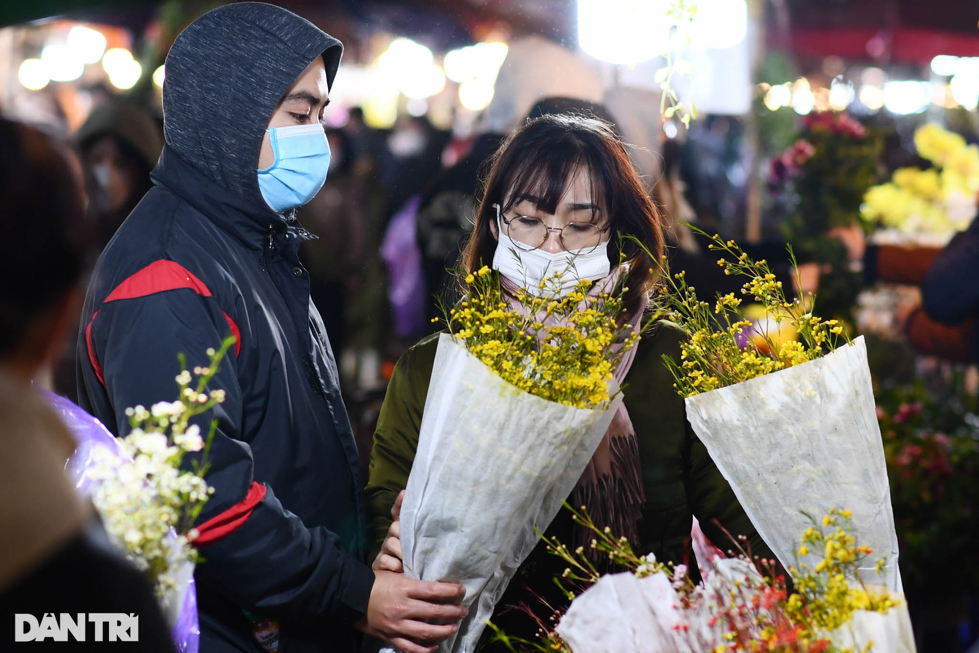 Người dân đội mưa rét mua hoa trong phiên chợ đêm cuối cùng năm Tân Sửu - 8