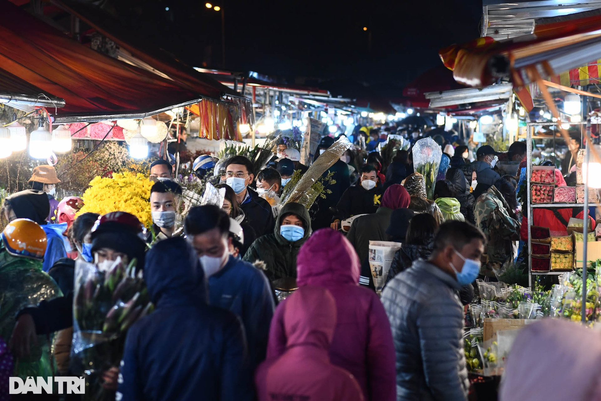 Người dân đội mưa rét mua hoa trong phiên chợ đêm cuối cùng năm Tân Sửu - 5