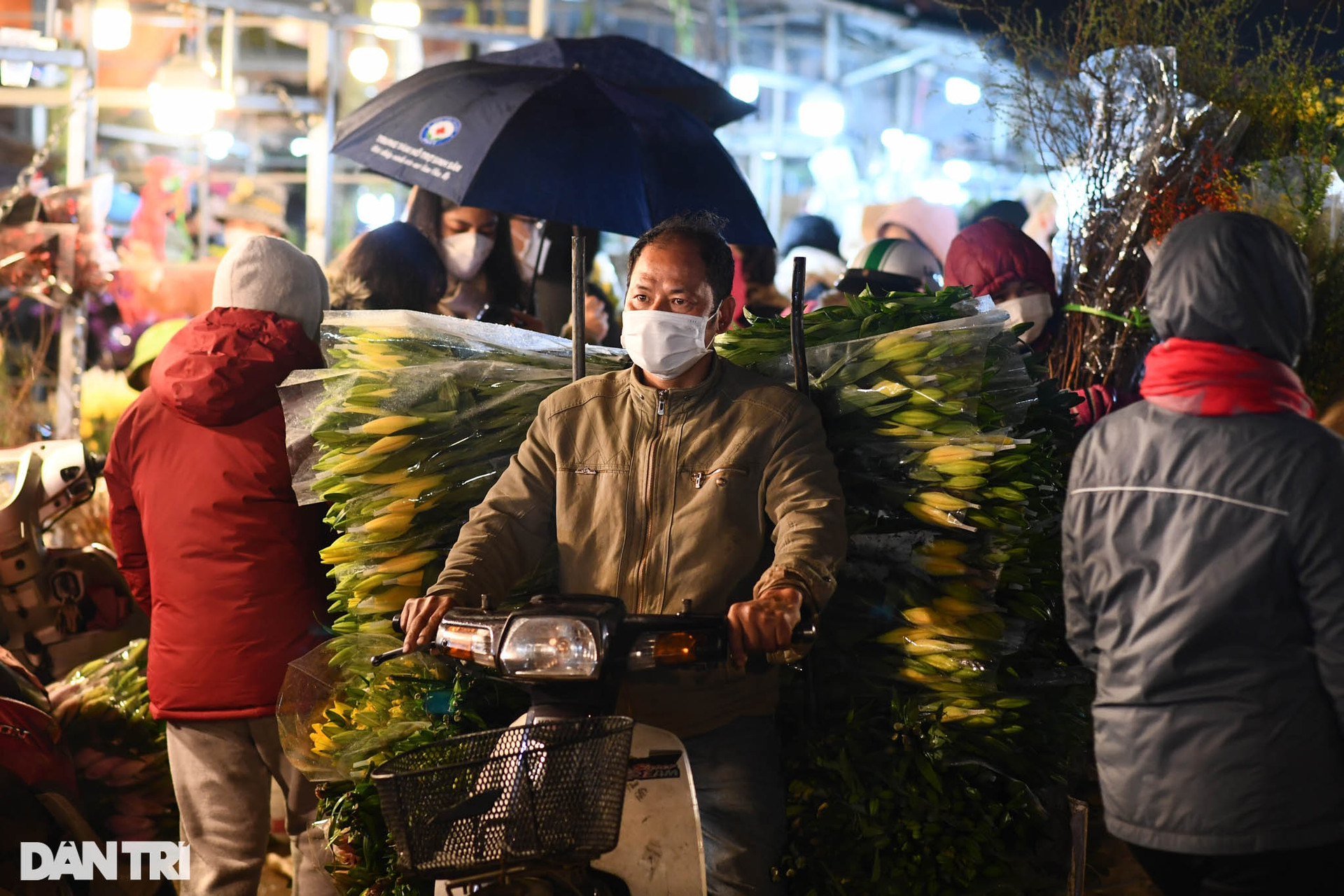 Người dân đội mưa rét mua hoa trong phiên chợ đêm cuối cùng năm Tân Sửu - 13