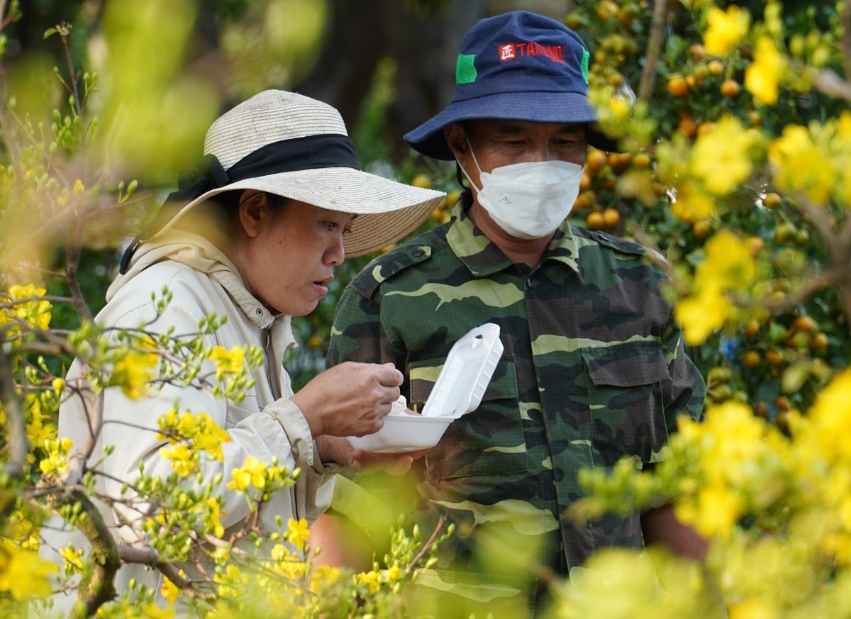 Ninh Thuận: Người dân dạo chợ ngắm hoa là chính, ít người mua - 7