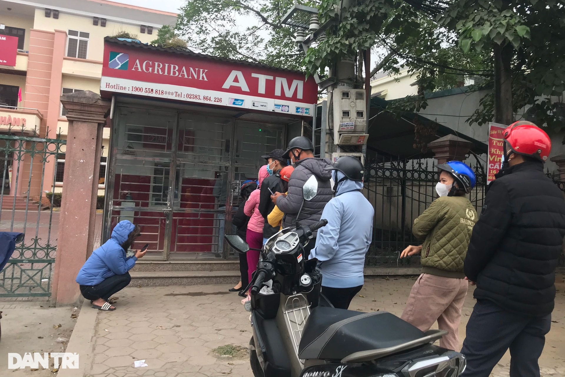 Nghẹt thở xếp hàng ở cây ATM chờ rút tiền ngày cận Tết - 4