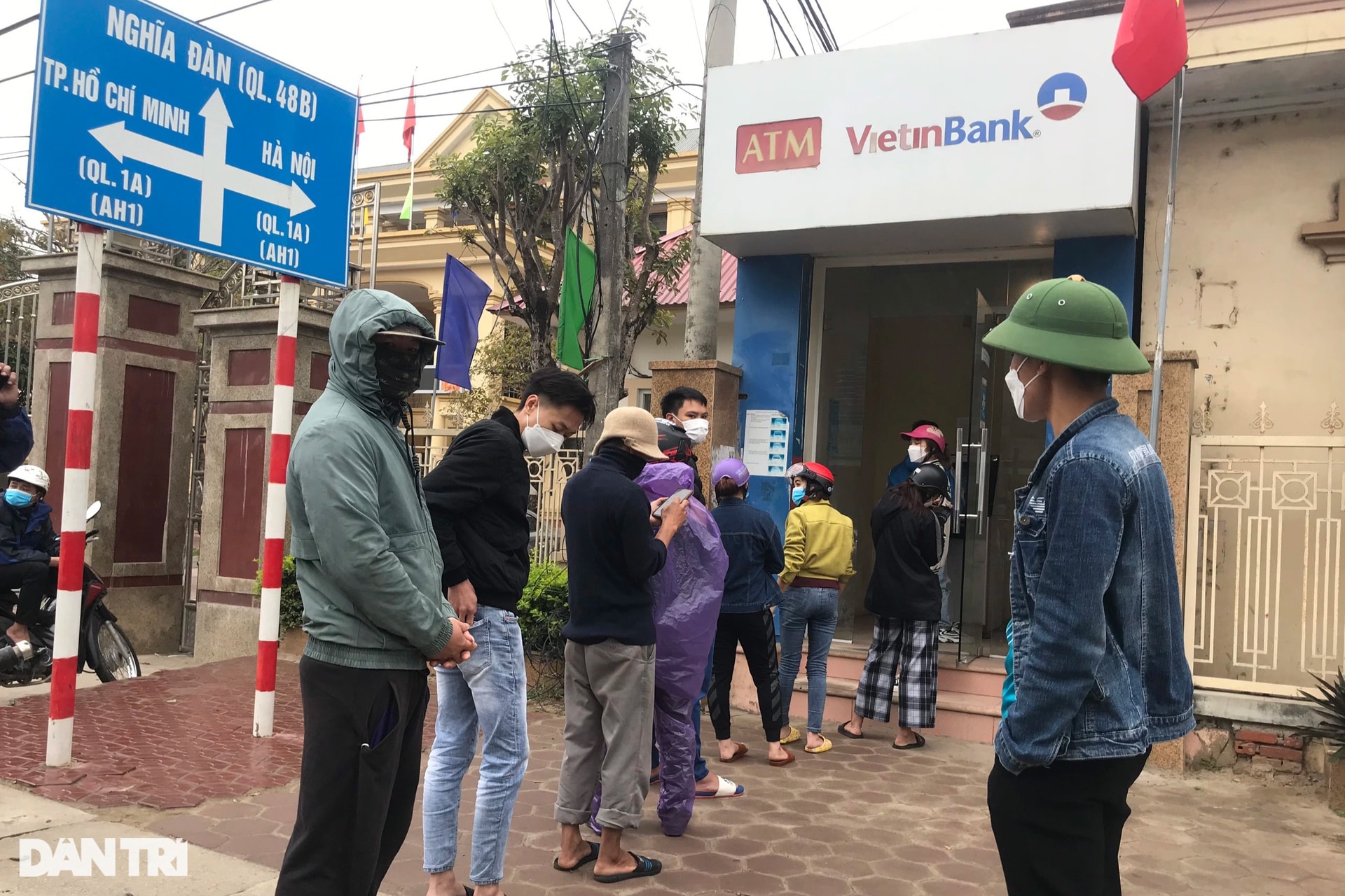 Nghẹt thở xếp hàng ở cây ATM chờ rút tiền ngày cận Tết - 1