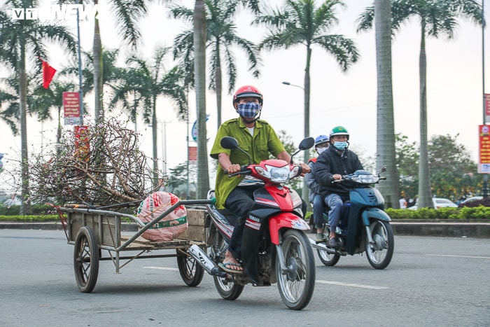 Ảnh: Kiếm tiền triệu mỗi ngày từ nghề chở ‘Tết’ - 3