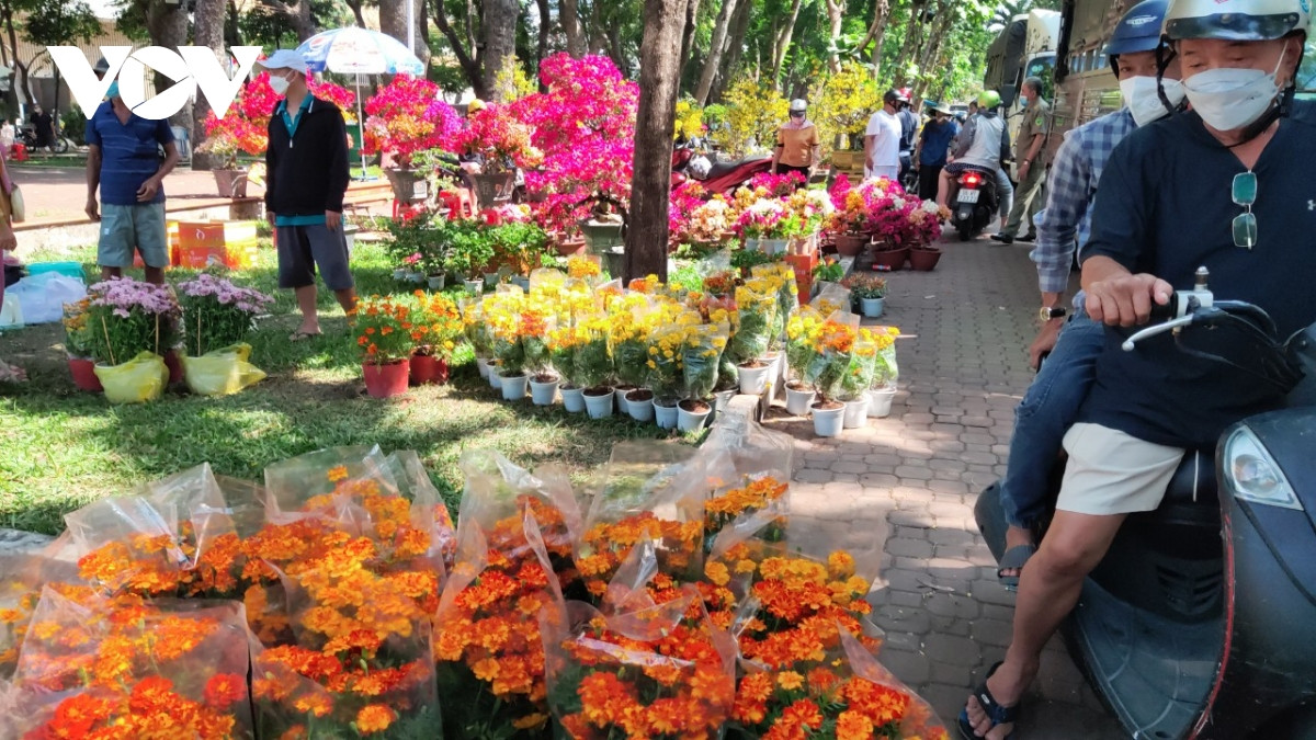 Chợ hoa Xuân ở TP.HCM nghỉ bán, dọn dẹp để trả mặt bằng - 1