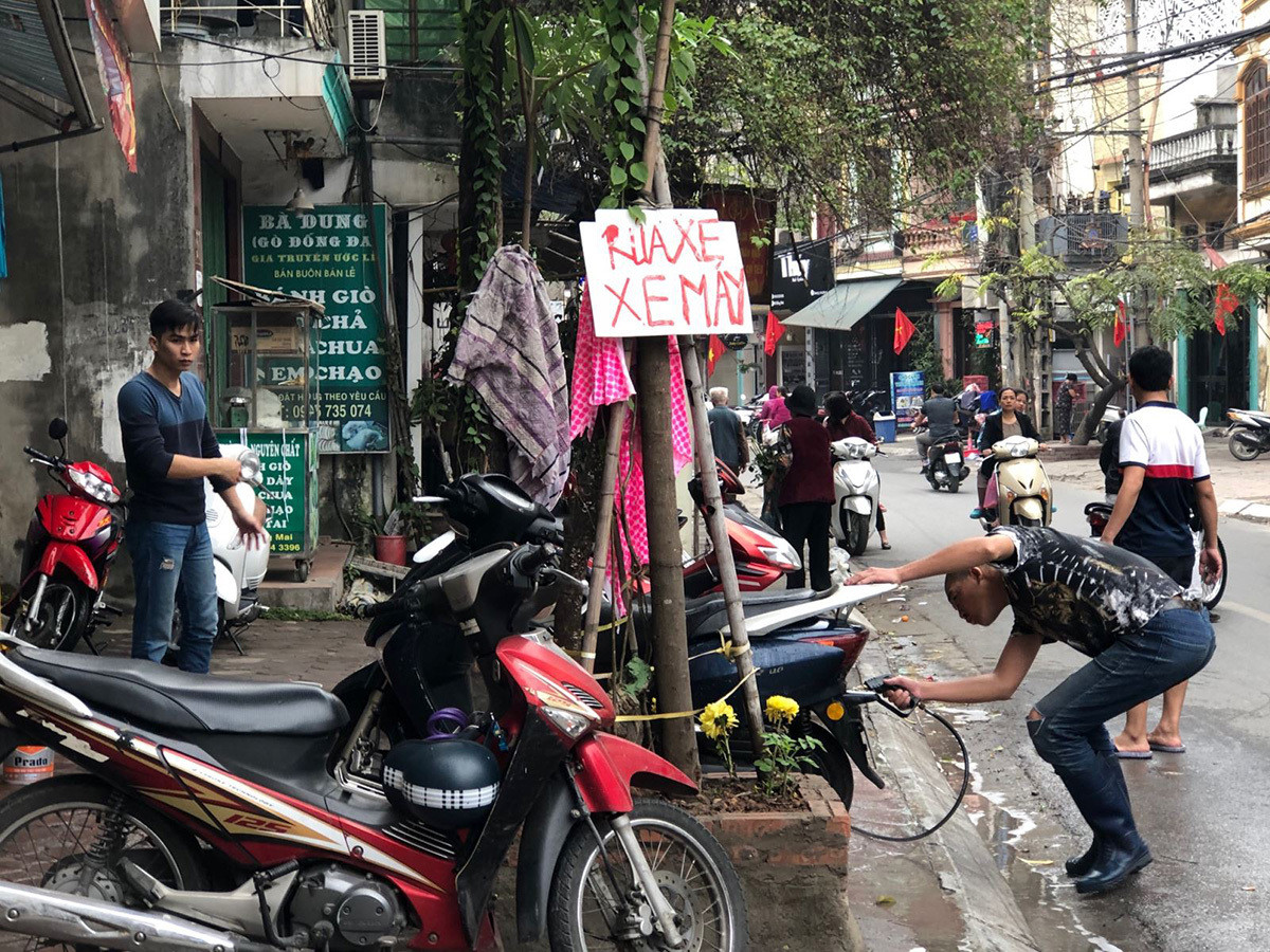 Dịch vụ rửa xe ở Hà Nội đồng loạt tăng giá nhưng vẫn quá tải - 3