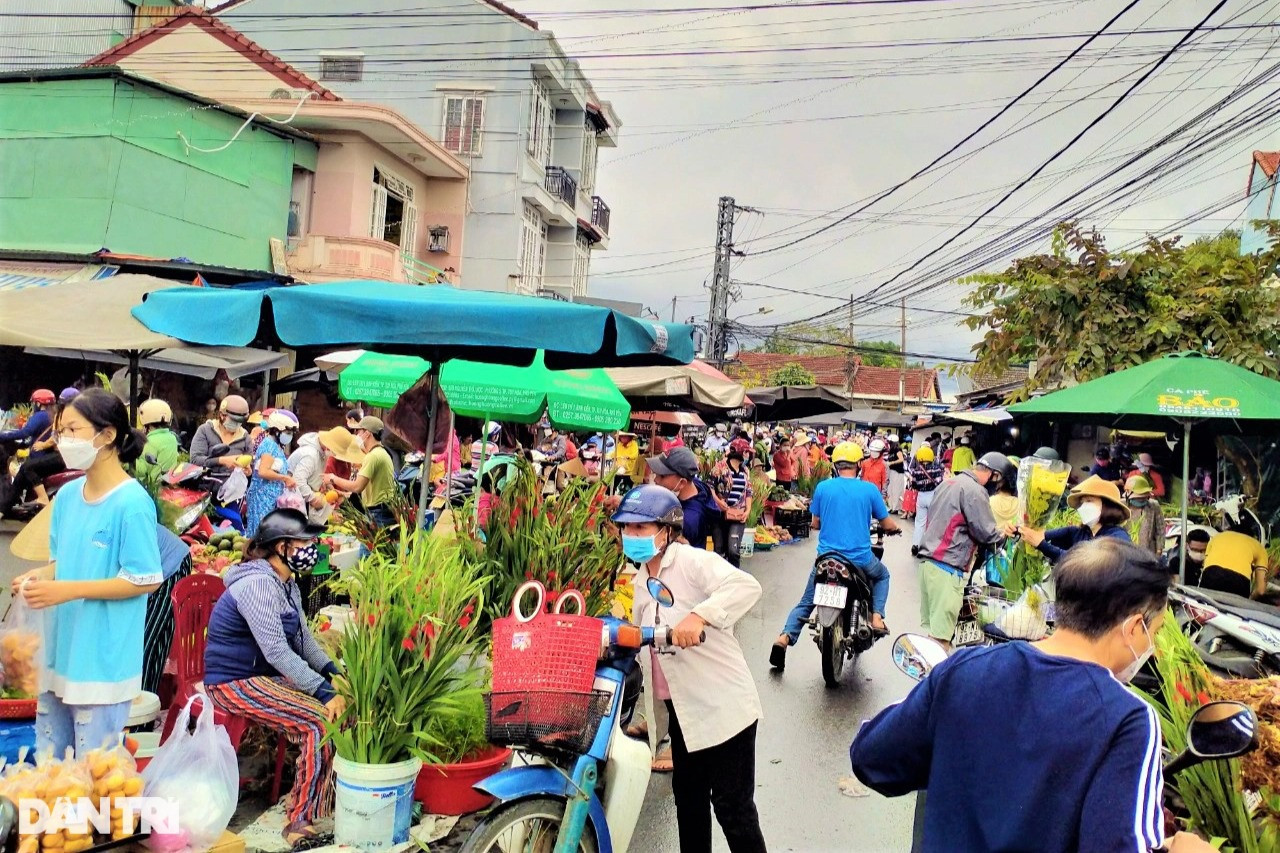 Giá hoa Tết leo thang chóng mặt, có loại đắt gấp 3 - 1