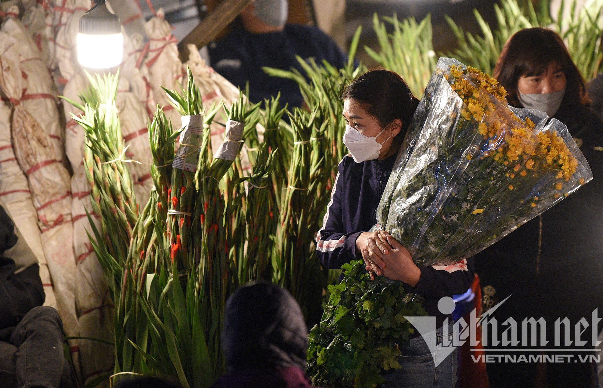 Sáng sớm đến đêm khuya, chen chúc ở chợ hoa lớn nhất Hà Nội