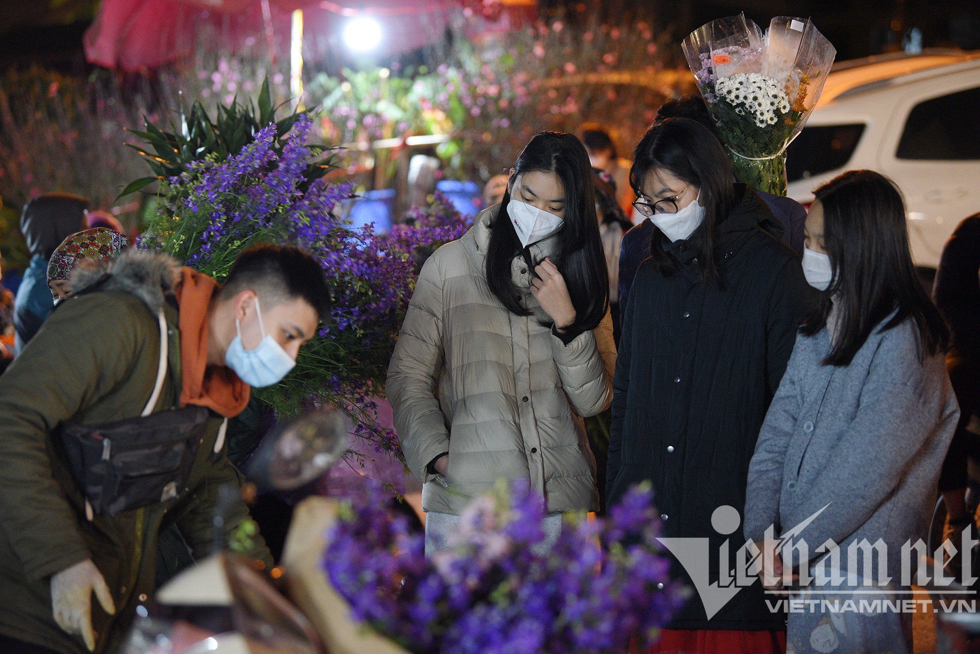 Sáng sớm đến đêm khuya, chen chúc ở chợ hoa lớn nhất Hà Nội