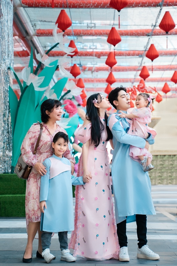 Gia đình Thu Thủy, Kin Nguyễn hạnh phúc dạo phố xuân
