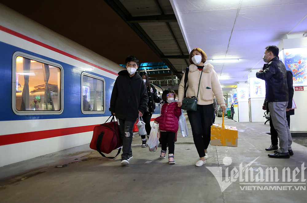 25 hành khách cuối cùng rời ga Hà Nội vào TP.HCM sum họp