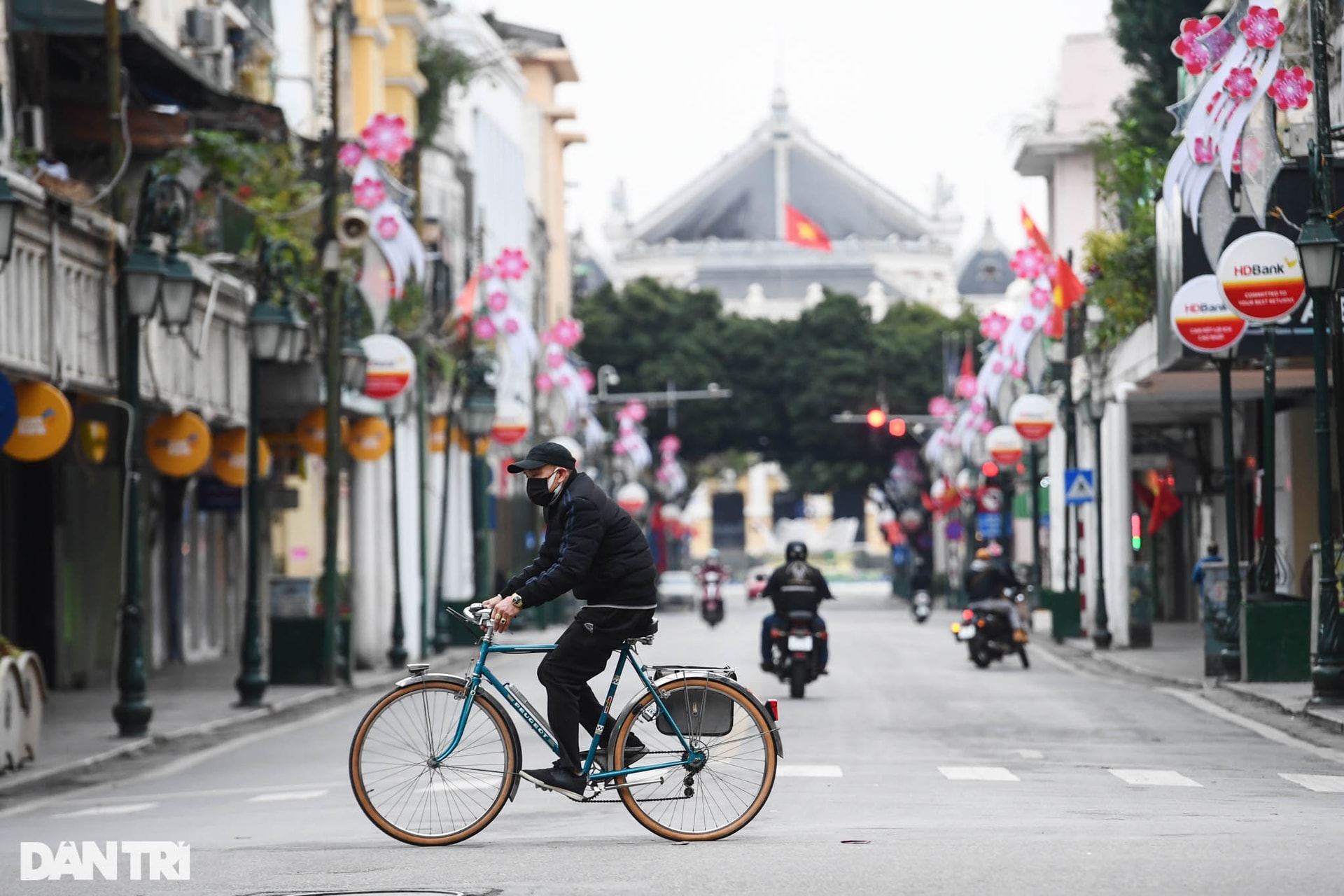 Hà Nội tĩnh mịch, vắng vẻ trong buổi sáng mùng 1 Tết - 14