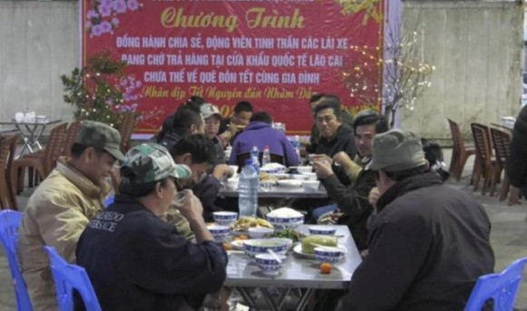 Hơn 200 lái xe chở hàng được mời ăn Tết ở cửa khẩu biên giới Việt - Trung - 1