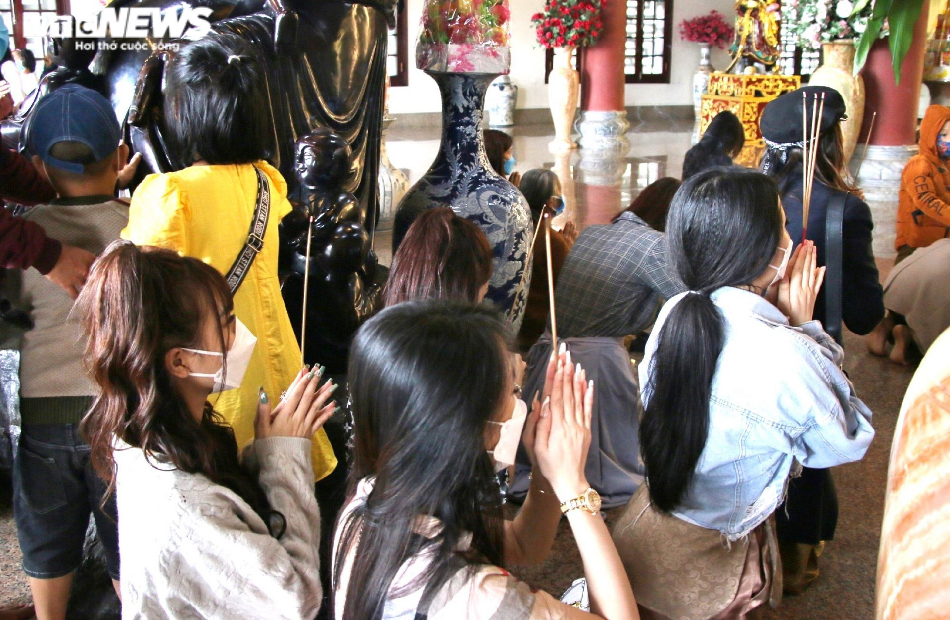Dòng người chen chân lễ Phật, cầu an ở những ngôi chùa cổ, lớn nhất miền Trung - 10