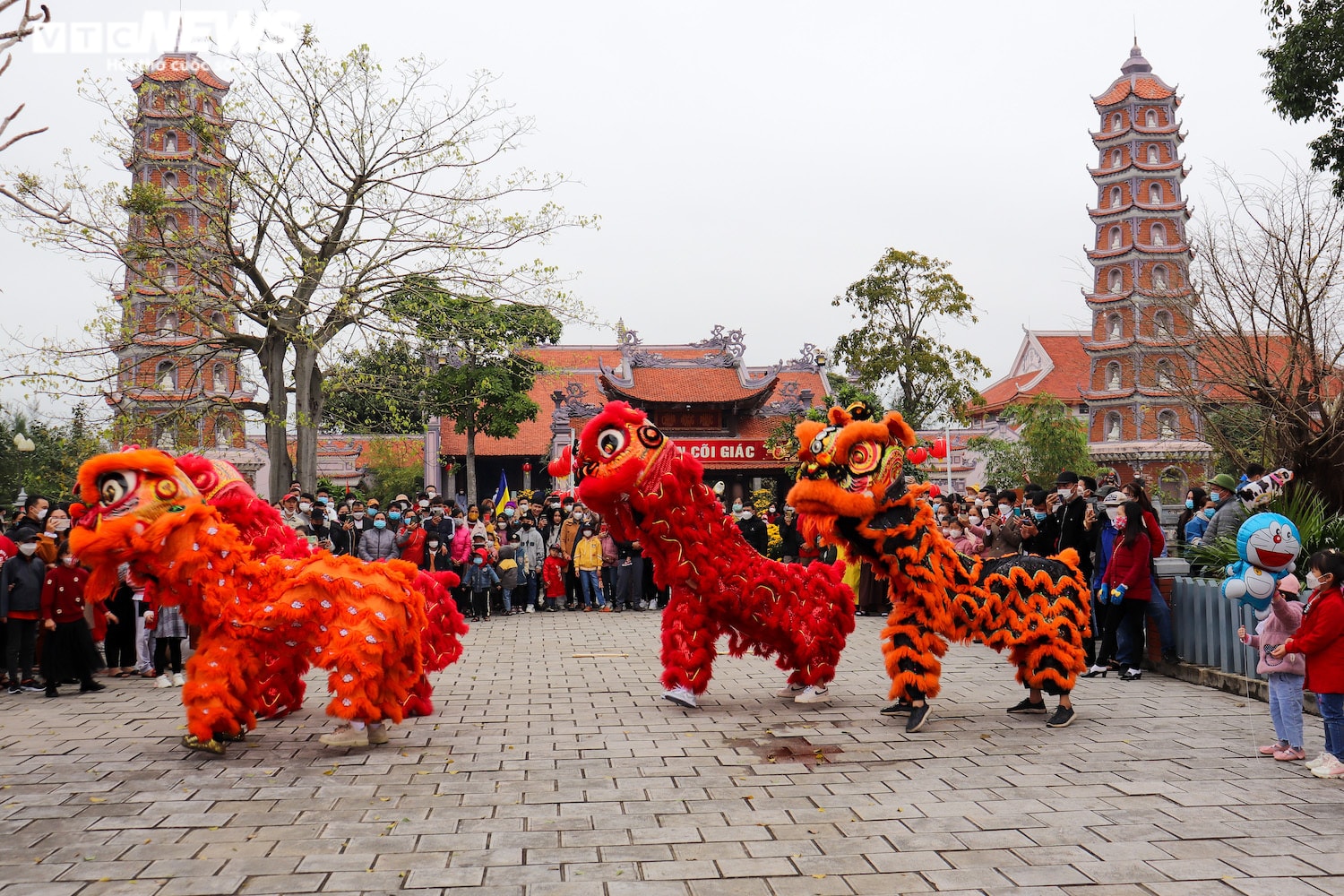 Dòng người chen chân lễ Phật, cầu an ở những ngôi chùa cổ, lớn nhất miền Trung - 1