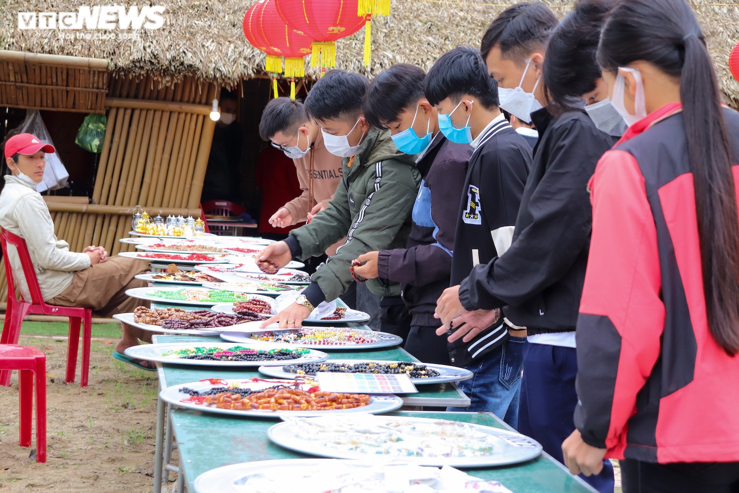 Dòng người chen chân lễ Phật, cầu an ở những ngôi chùa cổ, lớn nhất miền Trung - 6