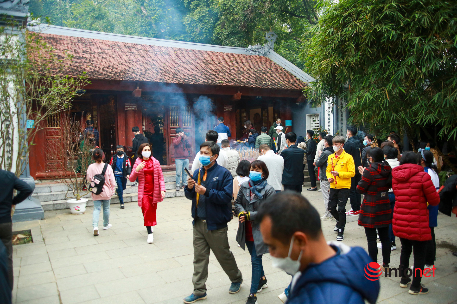 Phú Thọ: Hàng nghìn người đi lễ đền Hùng ngày đầu năm
