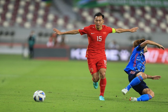 Wu Xi (tiền vệ): Với 77 trận khoác áo tuyển Trung Quốc, Wu Xi là 1 trong những gương mặt giàu kinh nghiệm nhất của đội bóng áo đỏ. Anh được tin tưởng giữ băng đội trưởng và có vai trò rất quan trọng trong lối chơi của đội nhà. Wu Xi từng ghi 1 bàn ở trận thua Saudi Arabia 2-3. Anh sẽ có cuộc đối đầu hấp dẫn với Hoàng Đức, Hùng Dũng ở khu vực giữa sân ở trận tái đấu sắp tới. Ảnh: AFP