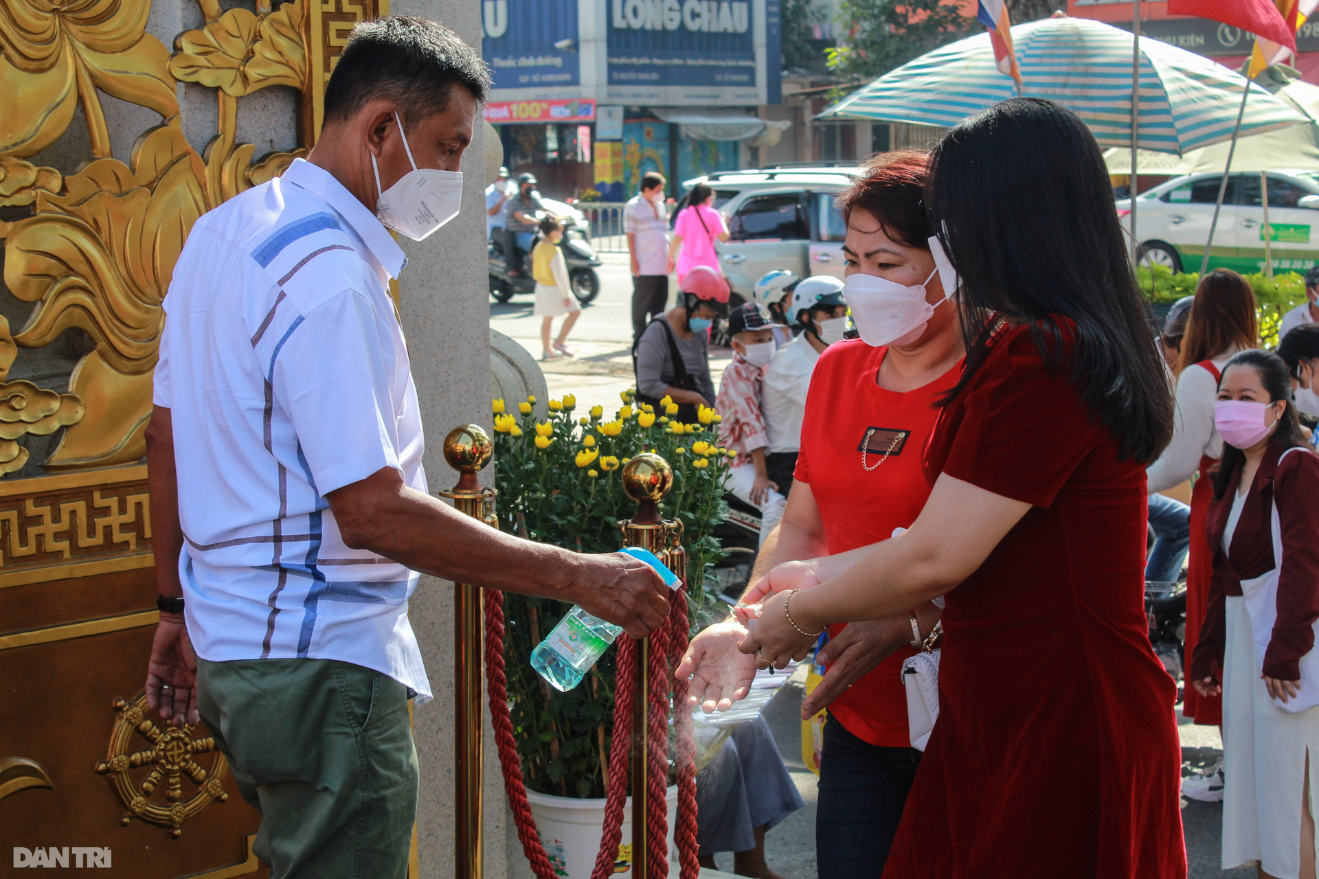 Người dân Sài Gòn nô nức đi lễ chùa trong ngày đầu năm mới - 12
