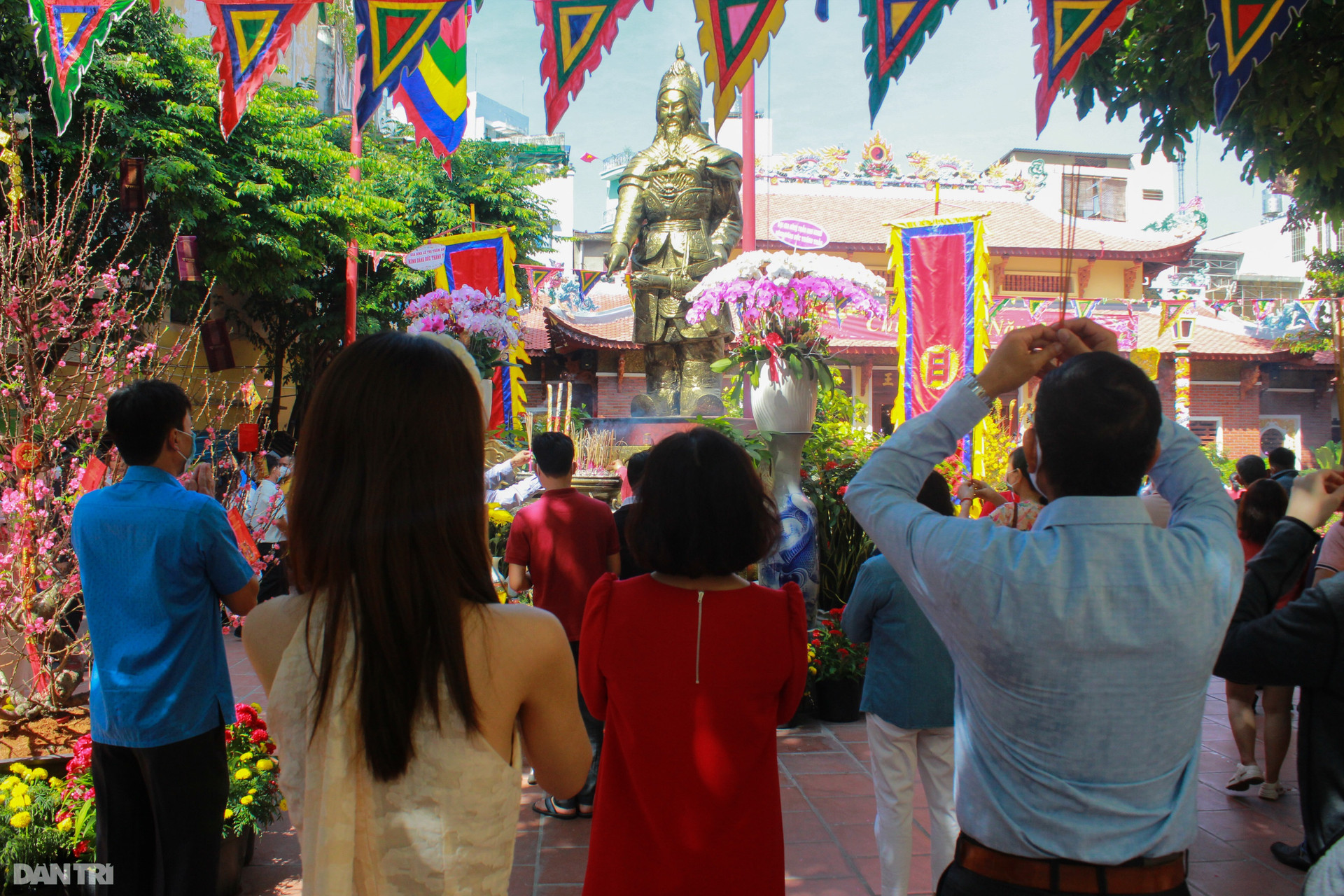 Người dân Sài Gòn nô nức đi lễ chùa trong ngày đầu năm mới - 9