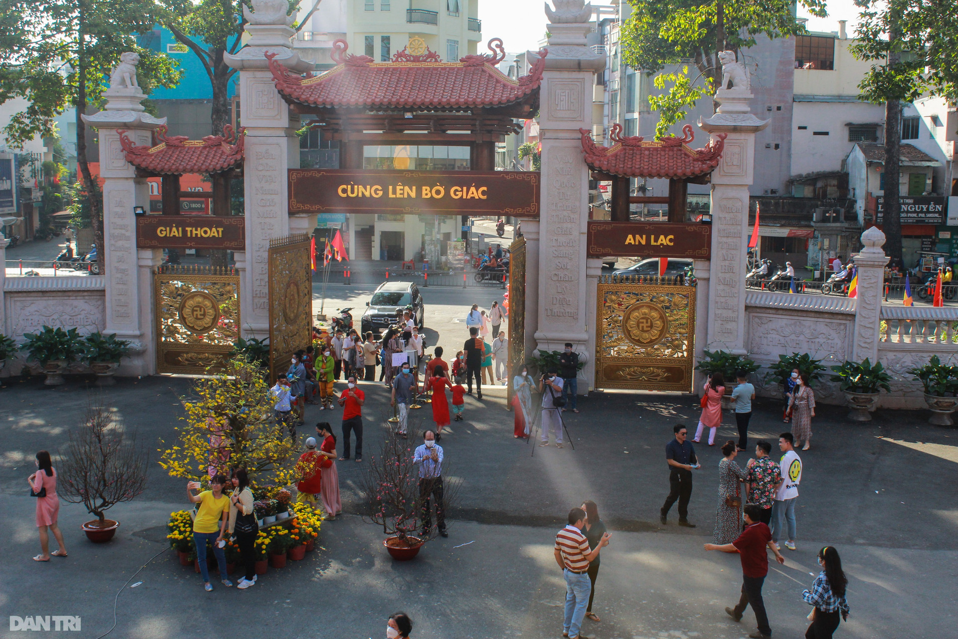 Người dân Sài Gòn nô nức đi lễ chùa trong ngày đầu năm mới - 1