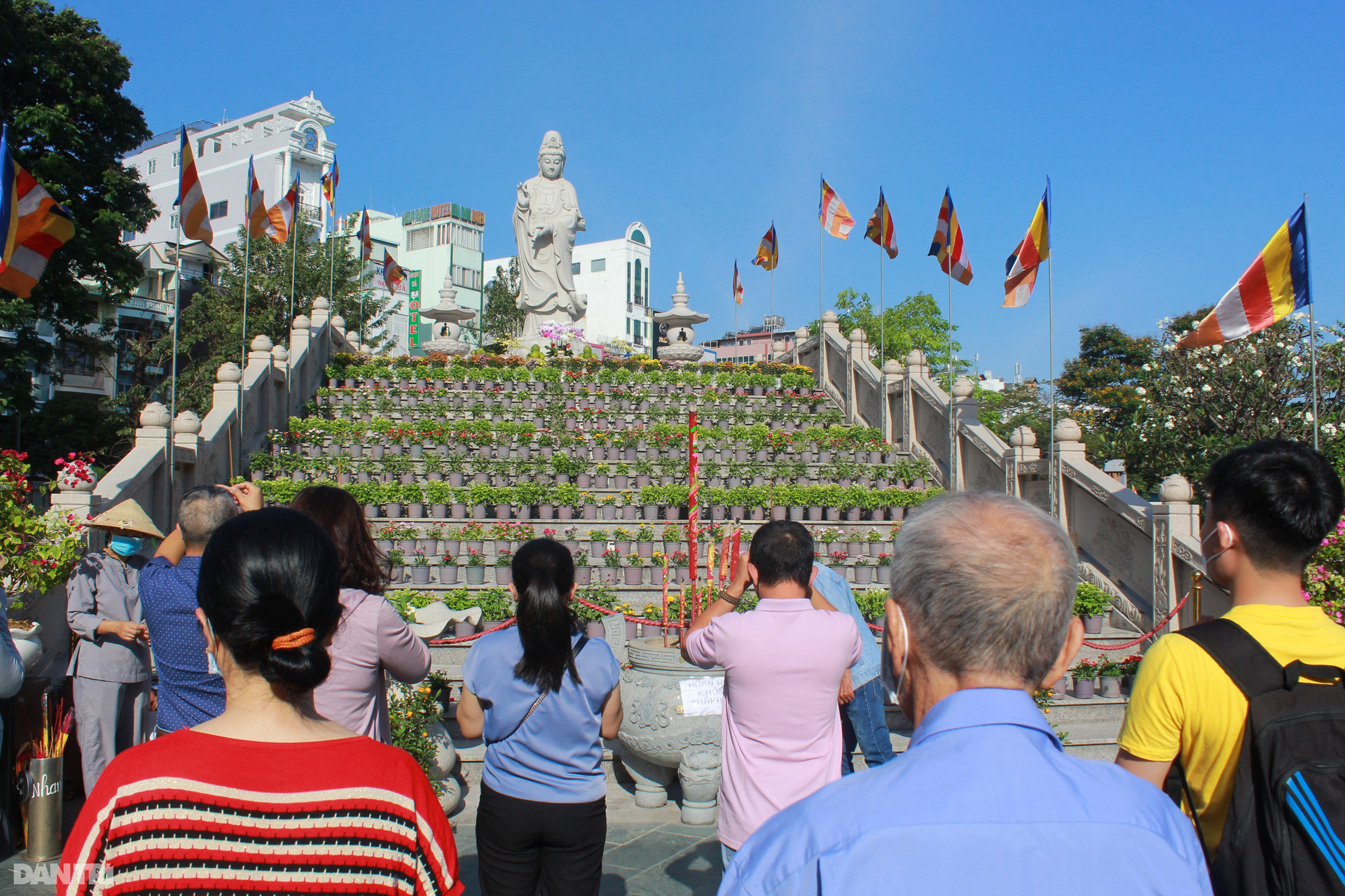 Người dân Sài Gòn nô nức đi lễ chùa trong ngày đầu năm mới - 2