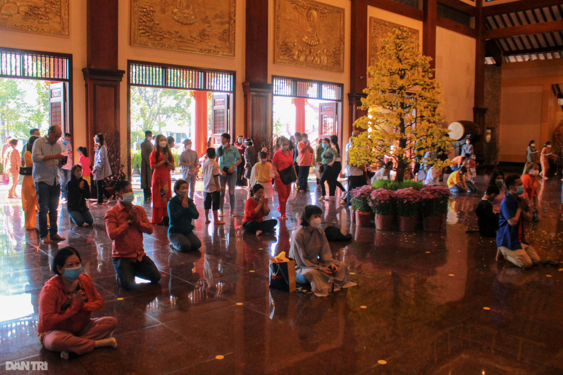 Người dân Sài Gòn nô nức đi lễ chùa trong ngày đầu năm mới - 8