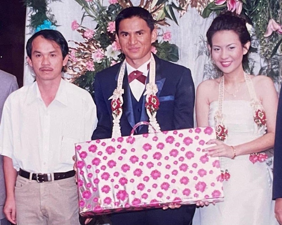 Bầu Đức từng dự đám cưới của Kiatisak năm 2022 và cũng trong năm đó ông đưa Zico Thái Lan về Hoàng Anh Gia Lai. Ảnh: FBNV