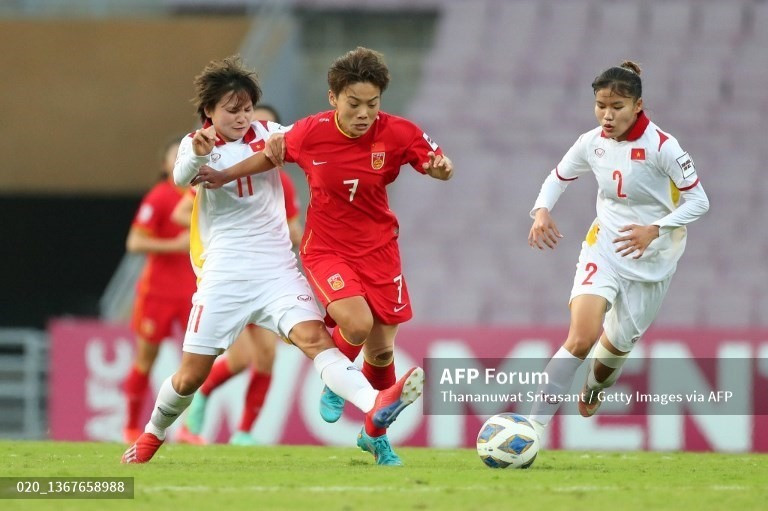 Tuyển nữ Việt Nam trong trận đấu với tuyển nữ Trung Quốc. Ảnh: AFP
