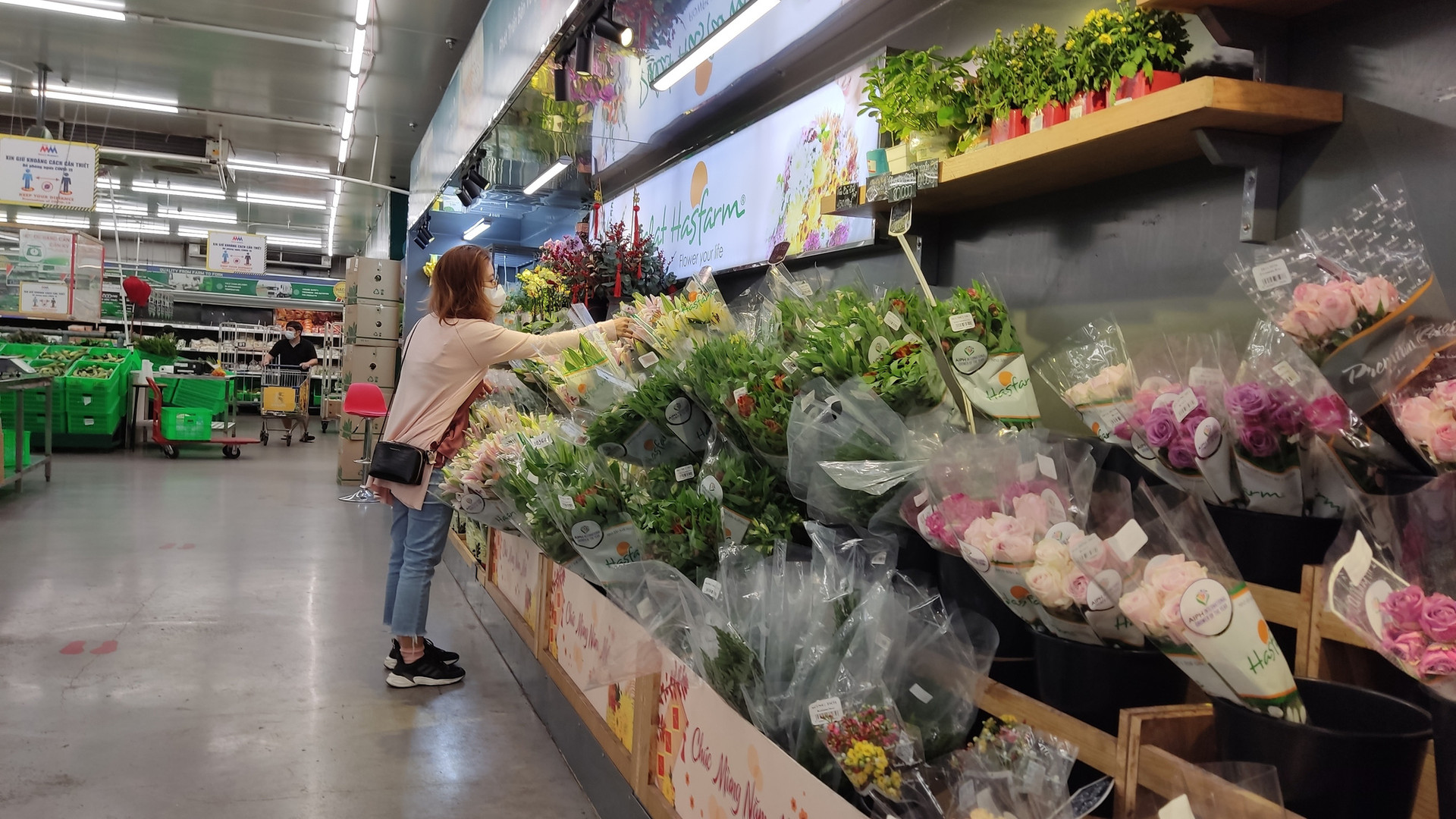 Mùng 2 Tết: Chợ, siêu thị bán lại, người dân chậm rãi mua sắm - Ảnh 4.