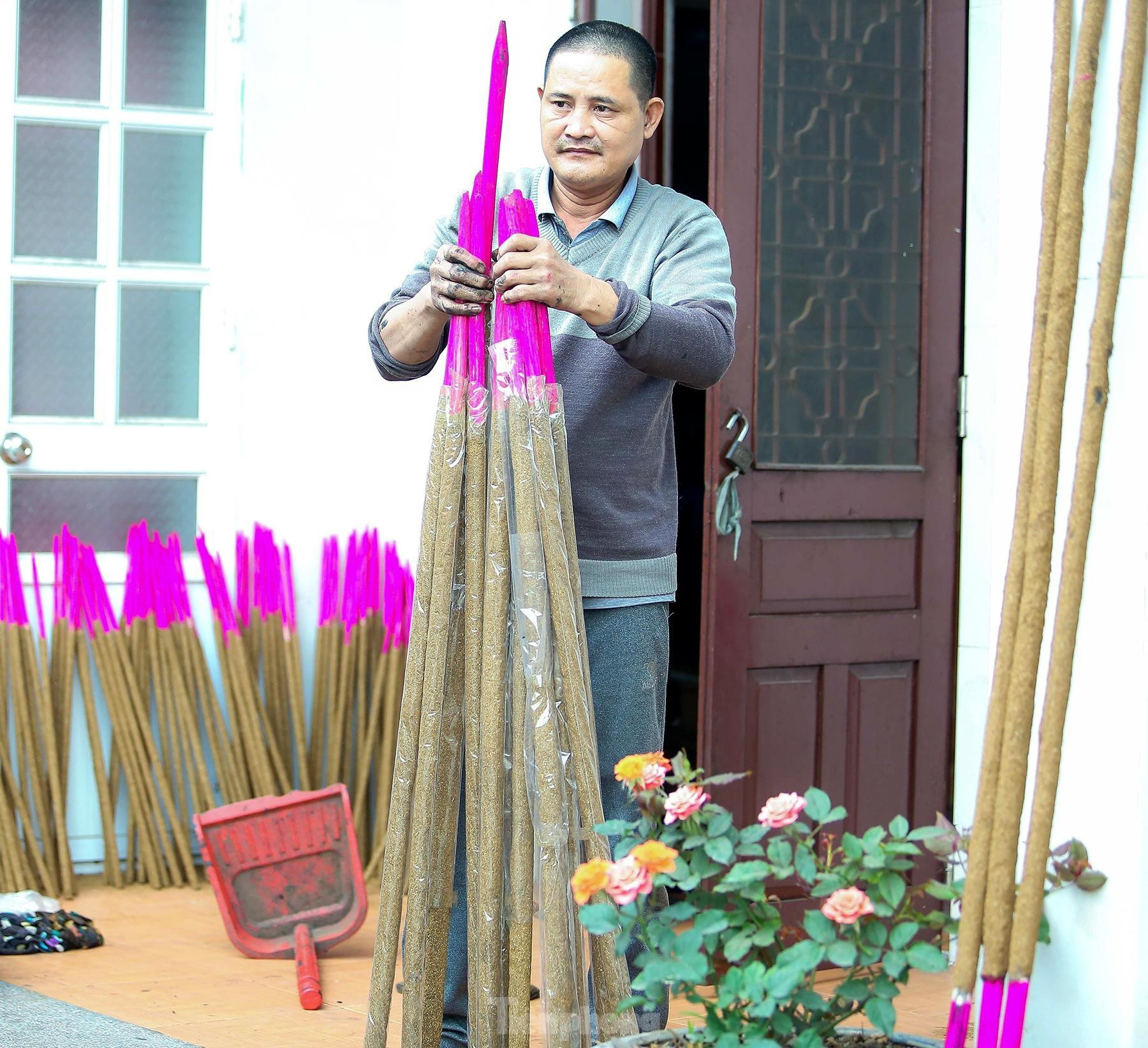 Nhất Việt Nam: Cây hương 'khổng lồ' thắp Tết 2 ngày không hết