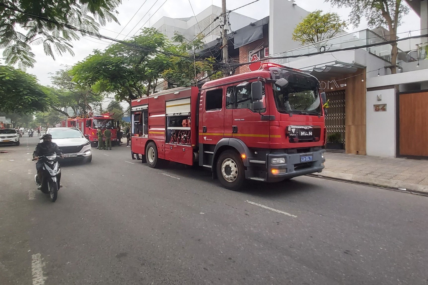 Nhà hàng giữa trung tâm Đà Nẵng bốc cháy ngùn ngụt ngày mùng 3 Tết - 1