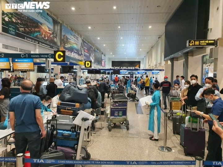 Sân bay Nội Bài đón 34 nghìn khách trong ngày mùng 3 Tết - 1