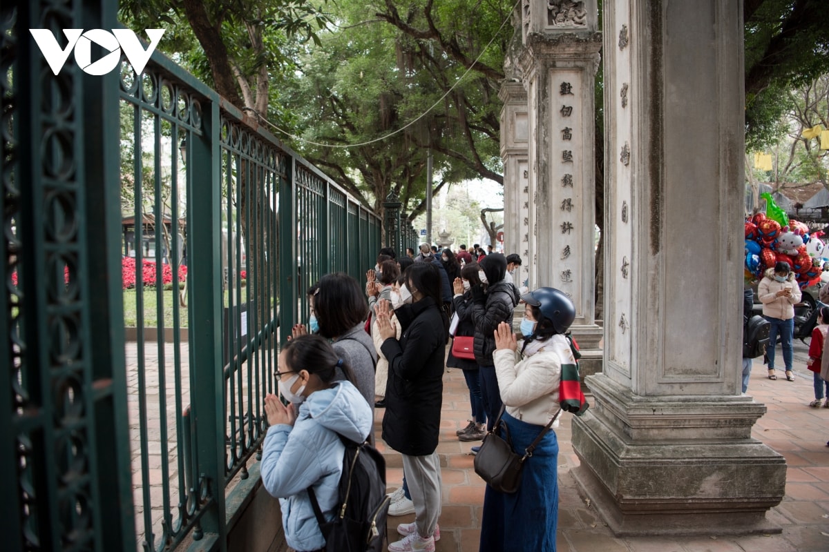 Chen chân vái vọng trước cửa Phủ Tây Hồ sáng mùng 3 Tết Nhâm Dần - 15