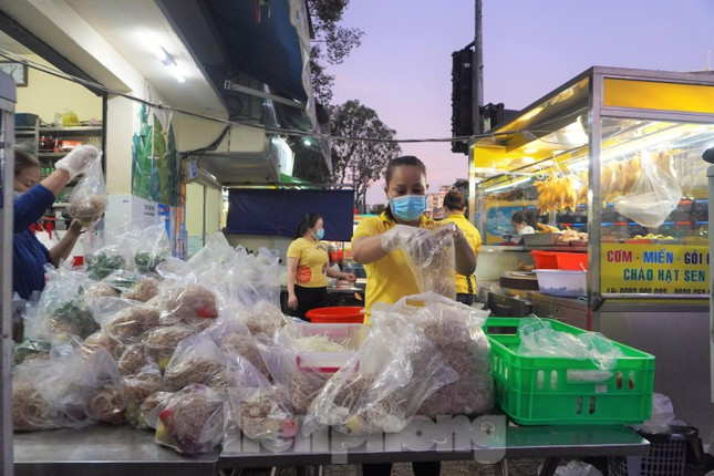 Người dân TPHCM xếp hàng đi mua gà cúng lúc tờ mờ sáng mùng 3 Tết ảnh 10